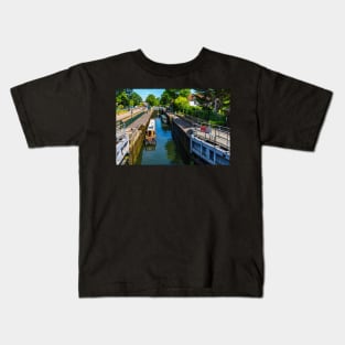 Narrowboats in Boulters Lock, Maidenhead Kids T-Shirt